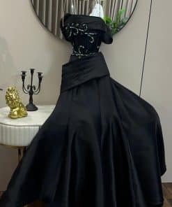 Alternative view of فستان سهرة أسود فاخر بتطريز أزرق/أخضر وذيل أنيق