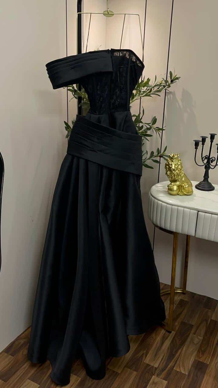 فستان سهرة أسود فاخر بتطريز أزرق/أخضر وذيل أنيق - الصورة 4
