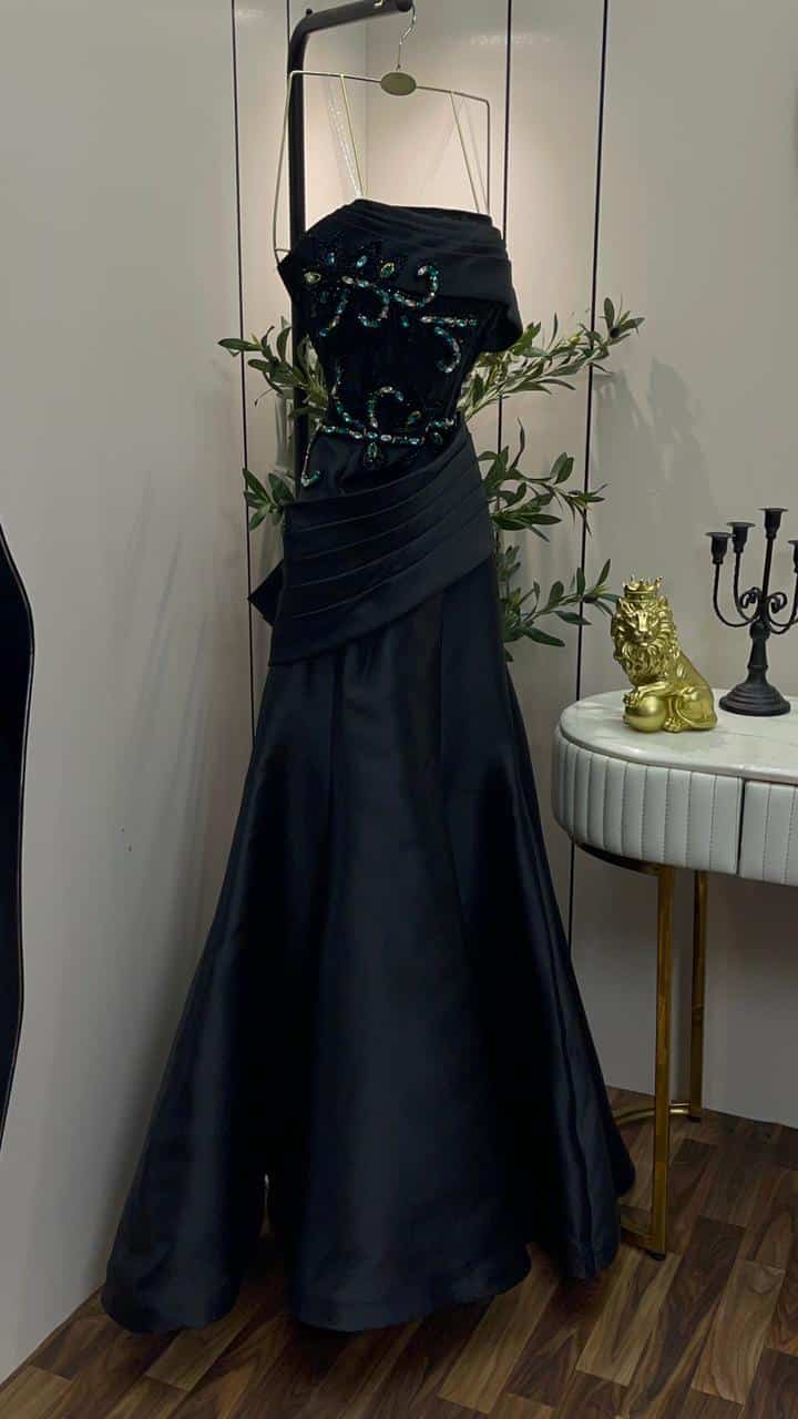 فستان سهرة أسود فاخر بتطريز أزرق/أخضر وذيل أنيق - الصورة 5