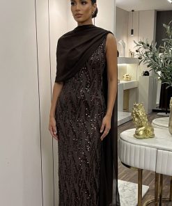 فستان سهرة بني فخم بتطريز لامع مع كاب | فساتين مناسبات راقية في السعودية