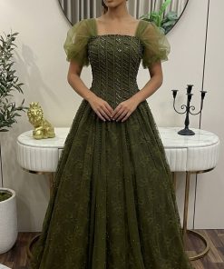 فستان سهرة زيتي غامق فاخر بأكمام تول وتطريز ناعم