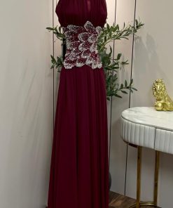 Alternative view of فستان سهرة عنابي فاخر بتفاصيل لامعة وتصميم أنثوي راقي