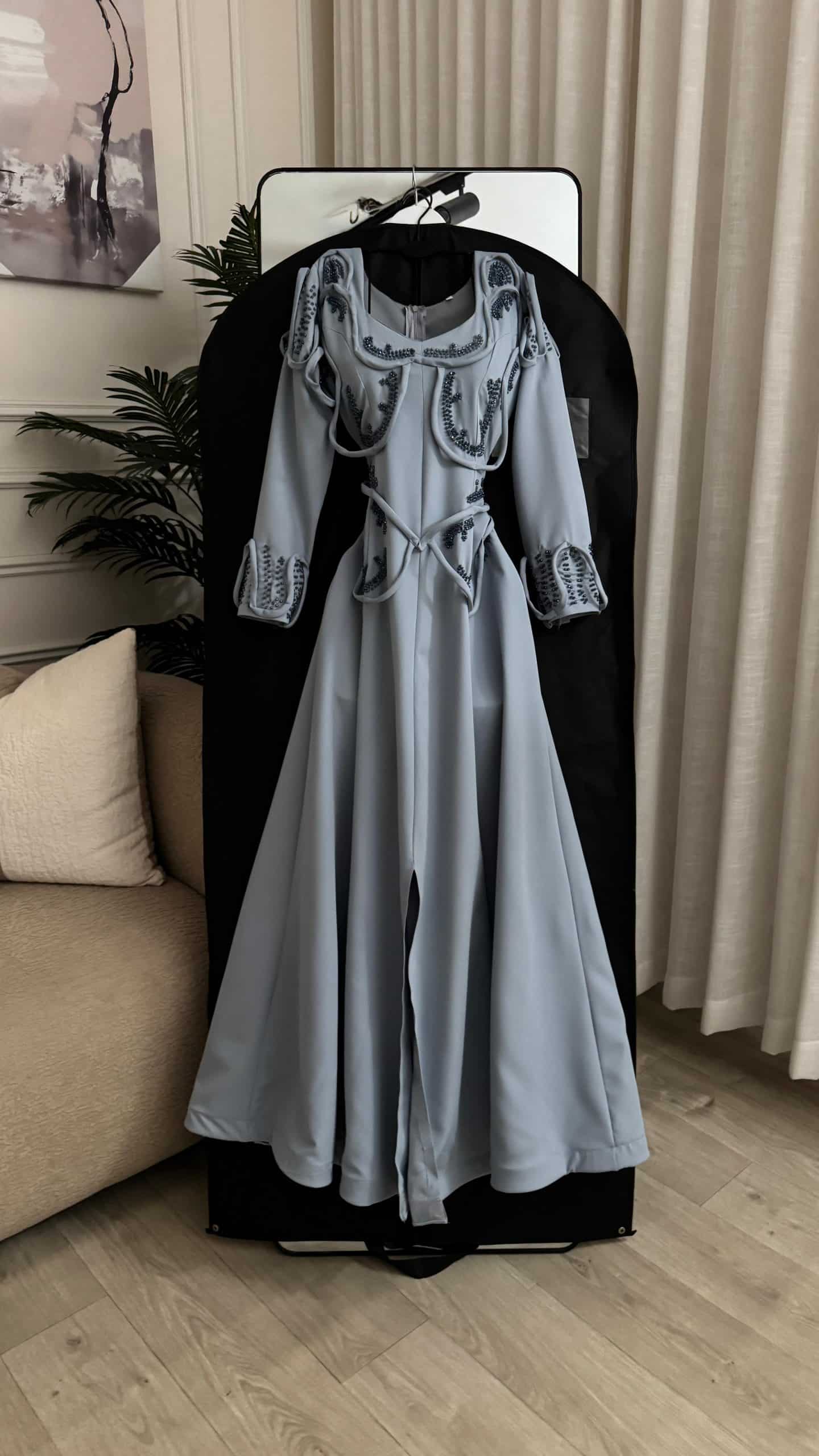 فستان سهرة رمادي فاخر بتطريز ناعم