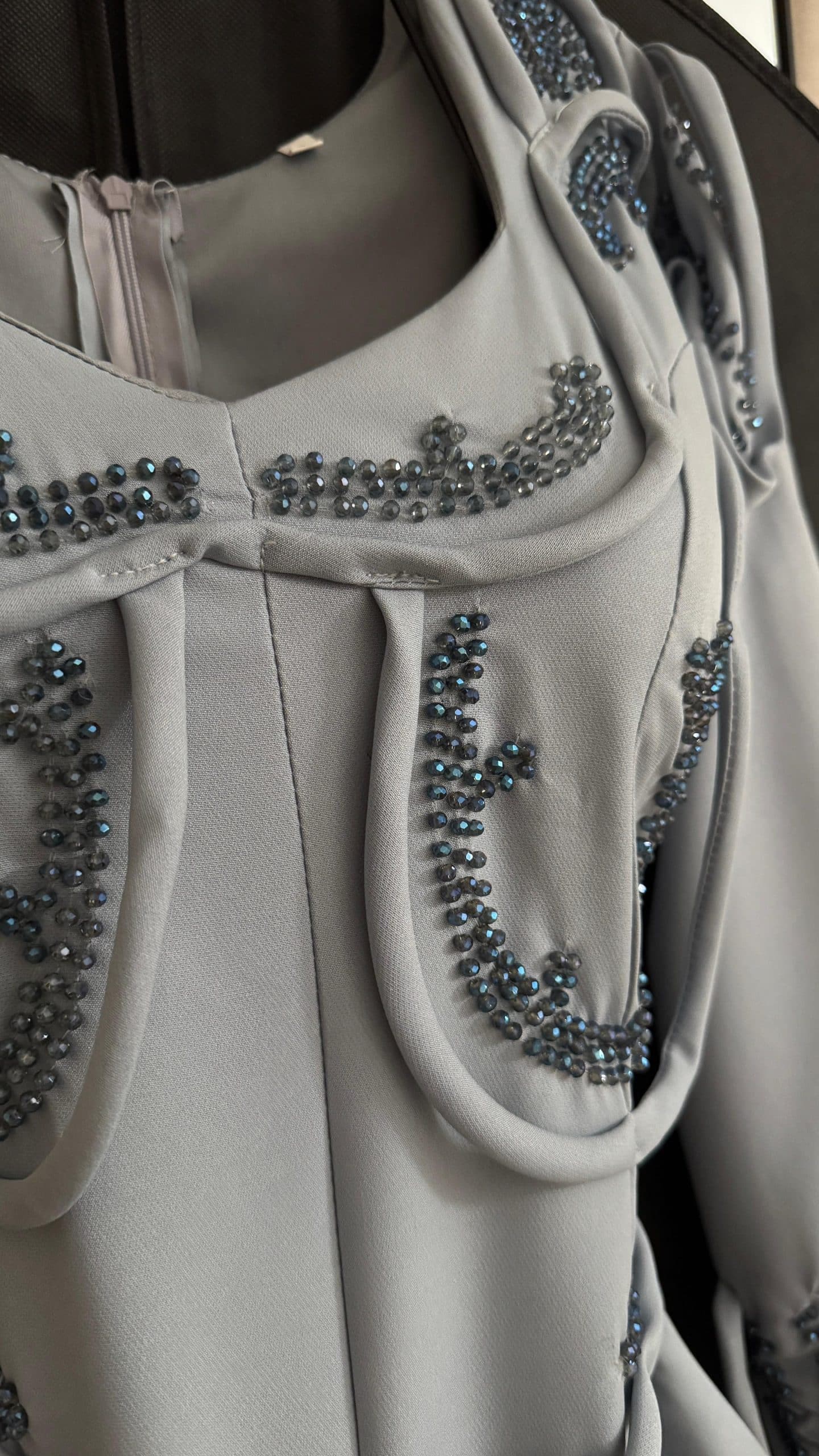 فستان سهرة رمادي فاخر بتطريز ناعم - الصورة 2