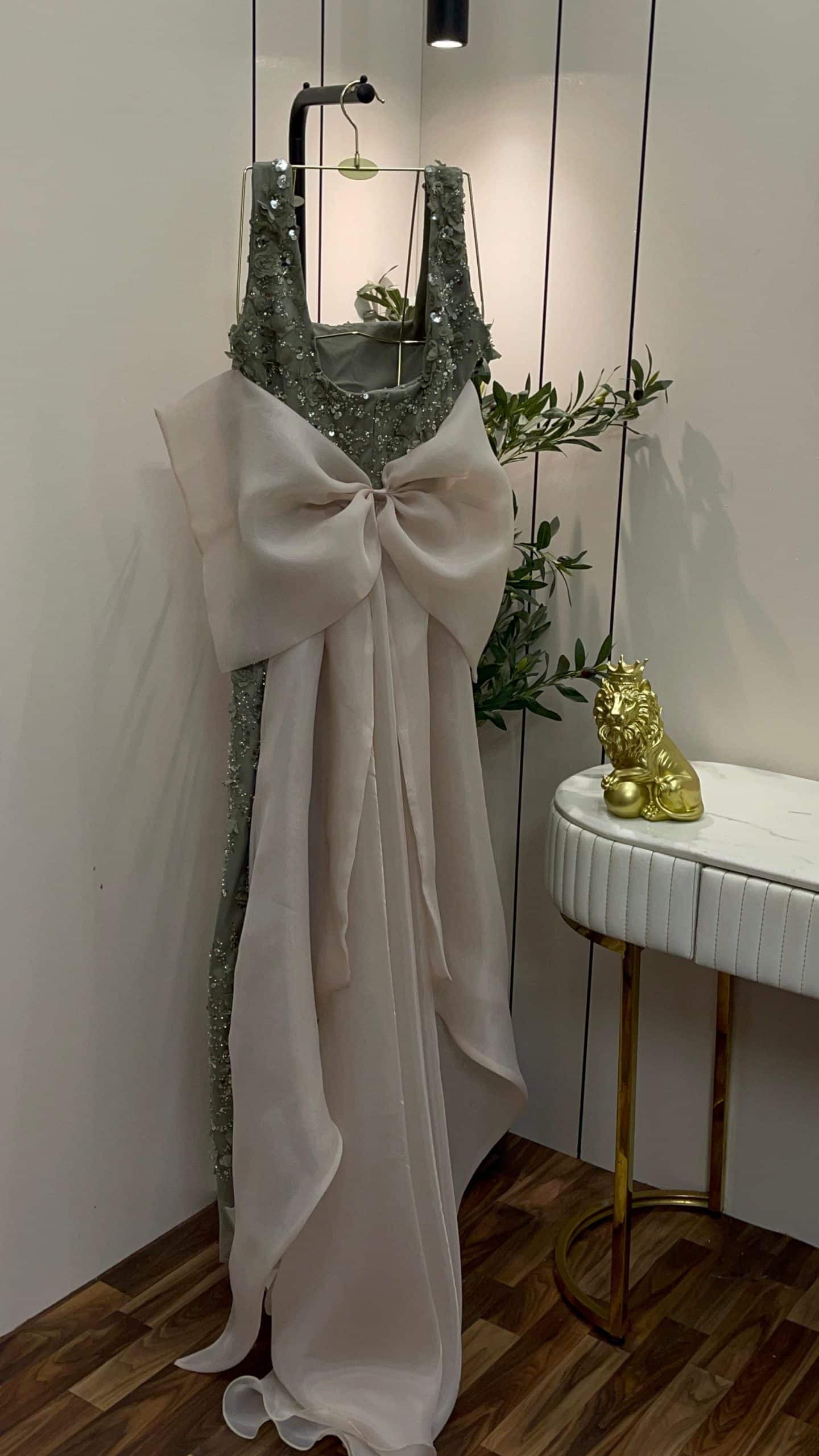 فستان سهرة زيتي فاتح فاخر بتطريز لامع وذيل أورجنزا أنيق - الصورة 5