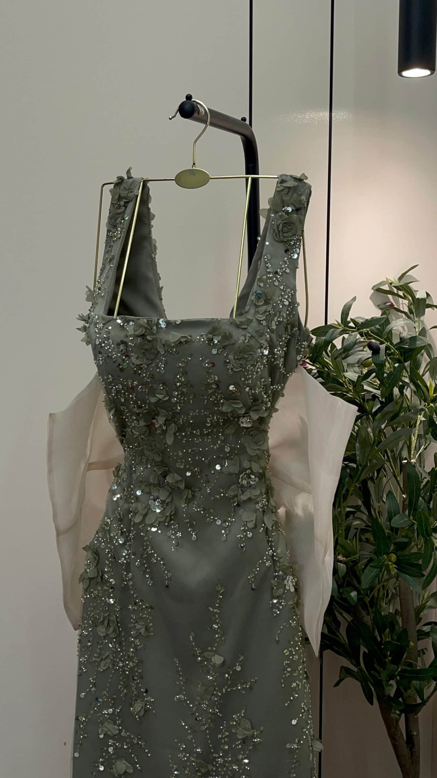 فستان سهرة زيتي فاتح فاخر بتطريز لامع وذيل أورجنزا أنيق - الصورة 6