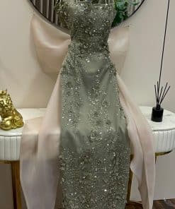 فستان سهرة زيتي فاتح فاخر بتطريز لامع وذيل أورجنزا أنيق