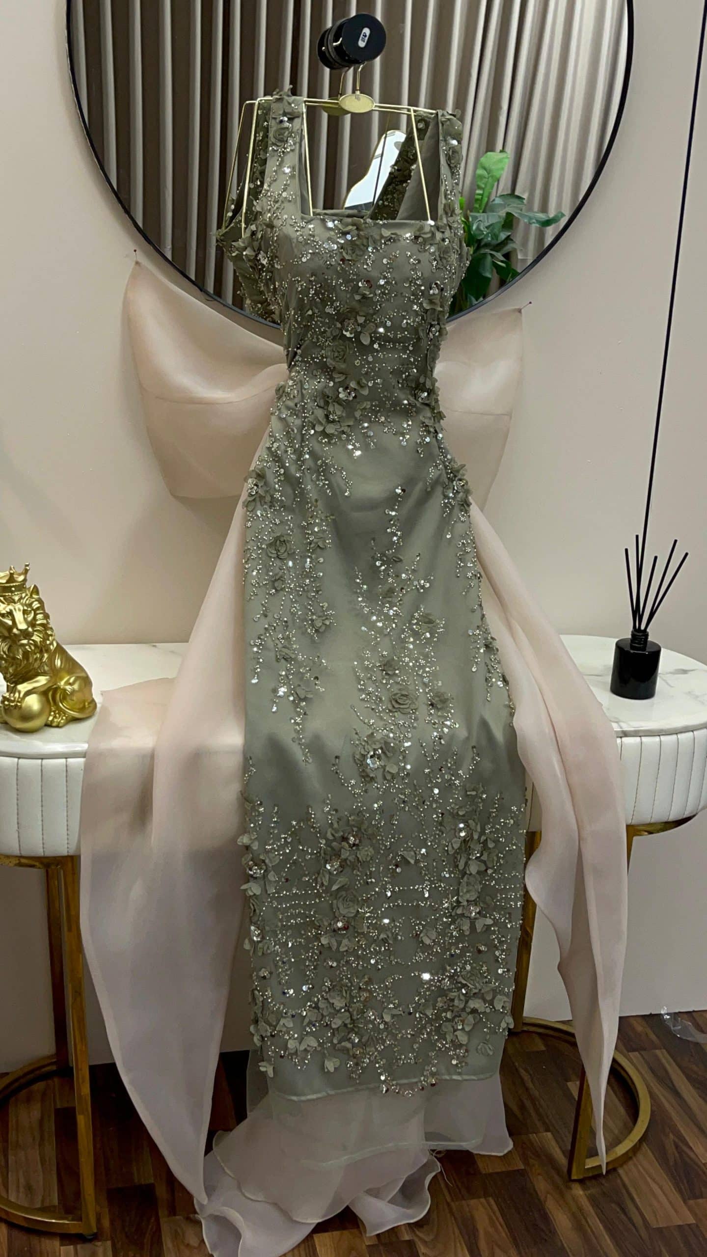 فستان سهرة زيتي فاتح فاخر بتطريز لامع وذيل أورجنزا أنيق