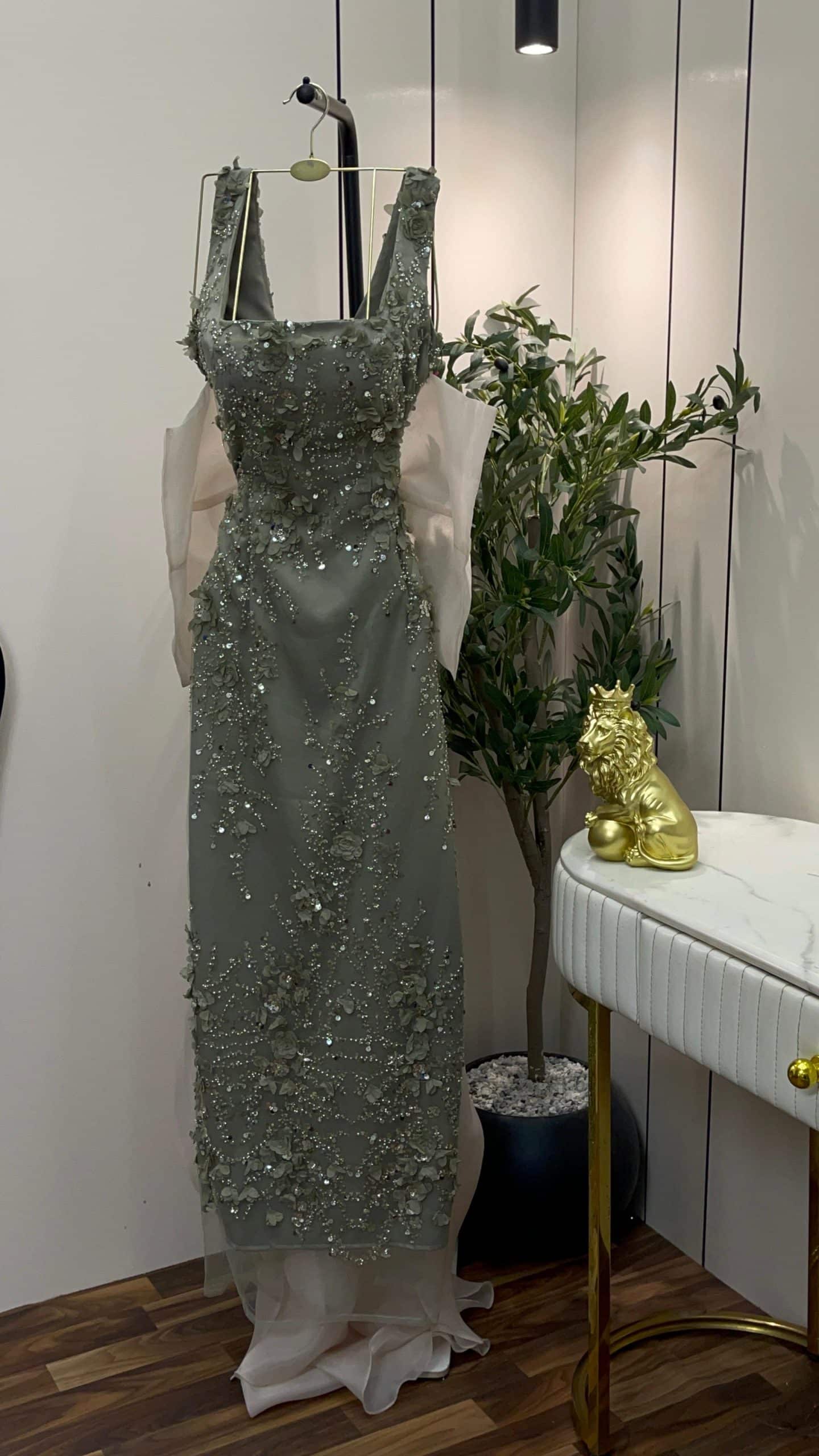 فستان سهرة زيتي فاتح فاخر بتطريز لامع وذيل أورجنزا أنيق - الصورة 4