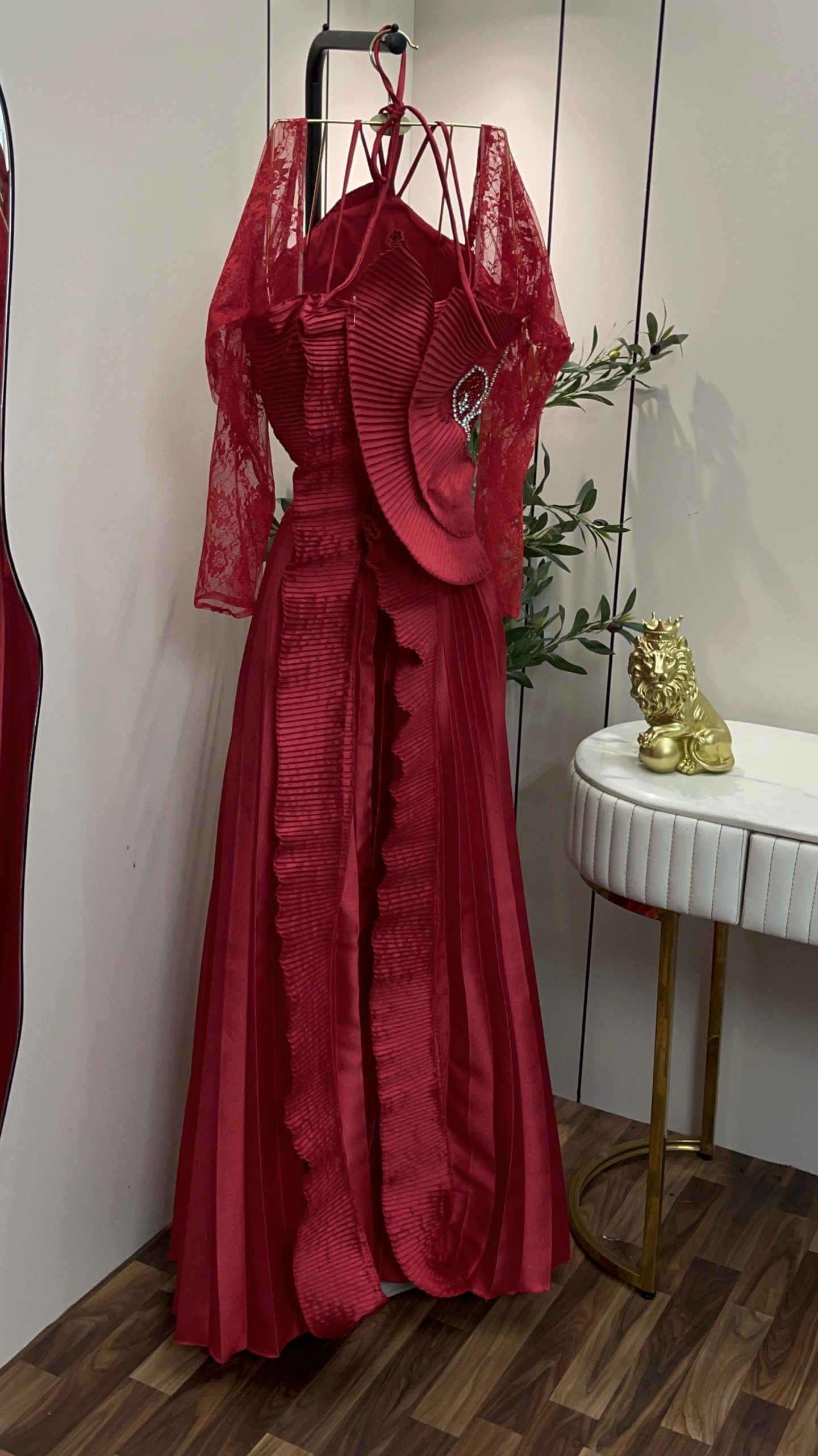 فستان سهرة أحمر فاخر بتصميم عصري وقصة أنثوية أنيقة - الصورة 4