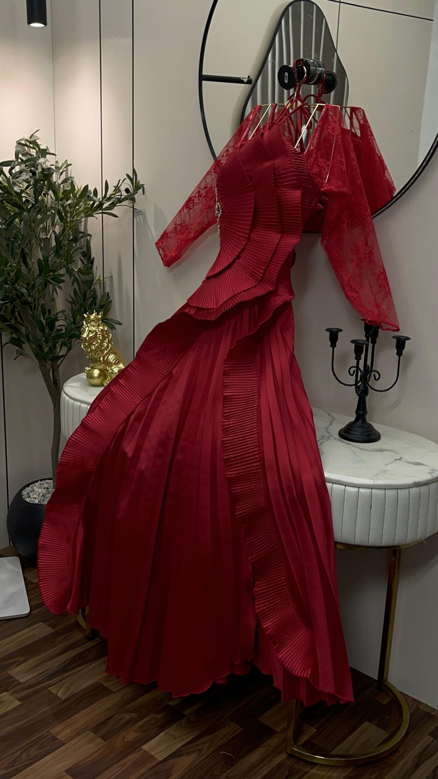 فستان سهرة أحمر فاخر بتصميم عصري وقصة أنثوية أنيقة - الصورة 2