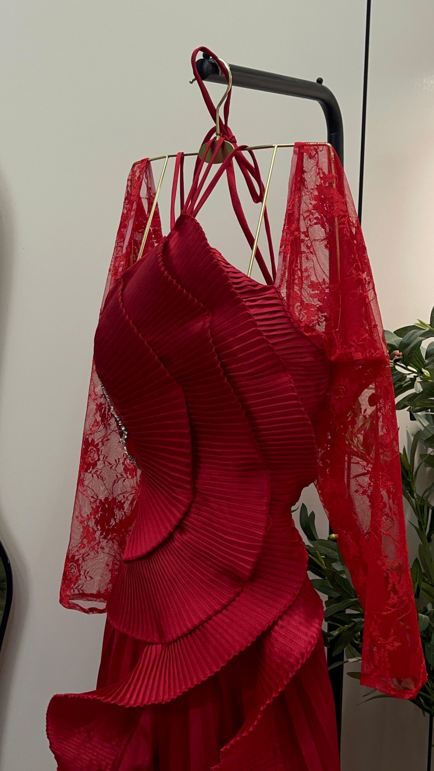 فستان سهرة أحمر فاخر بتصميم عصري وقصة أنثوية أنيقة - الصورة 3