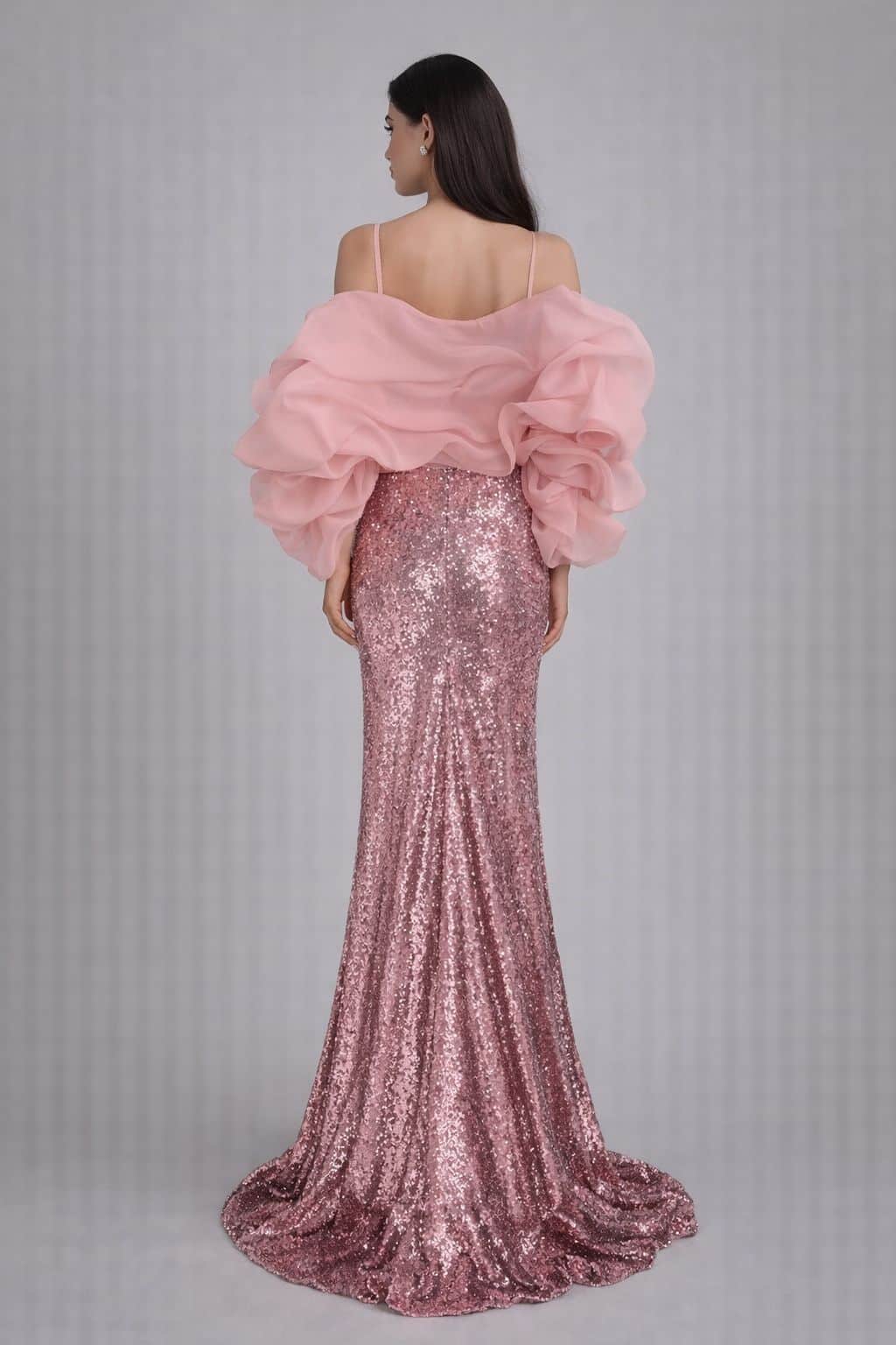 فستان سهرة وردي فاخر لامع بذيل طويل وأكمام أورجنزا فخمة - الصورة 2