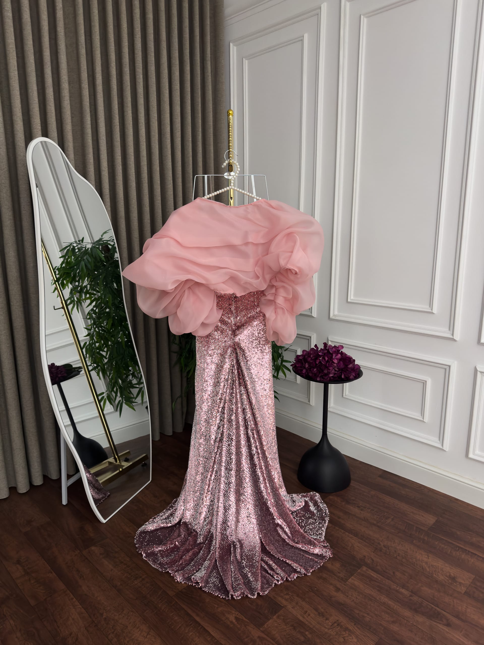 فستان سهرة وردي فاخر لامع بذيل طويل وأكمام أورجنزا فخمة - الصورة 4