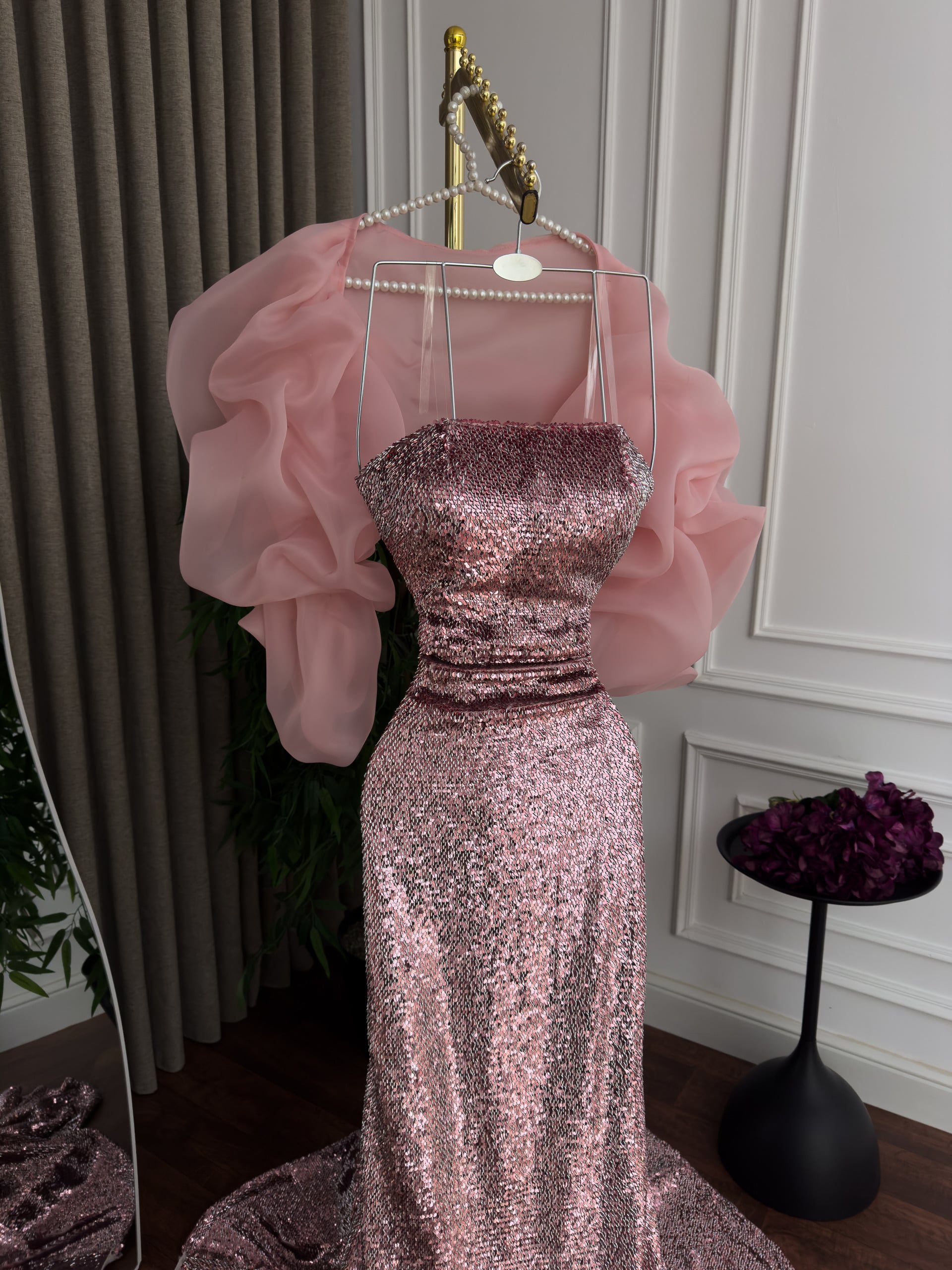 فستان سهرة وردي فاخر لامع بذيل طويل وأكمام أورجنزا فخمة - الصورة 5