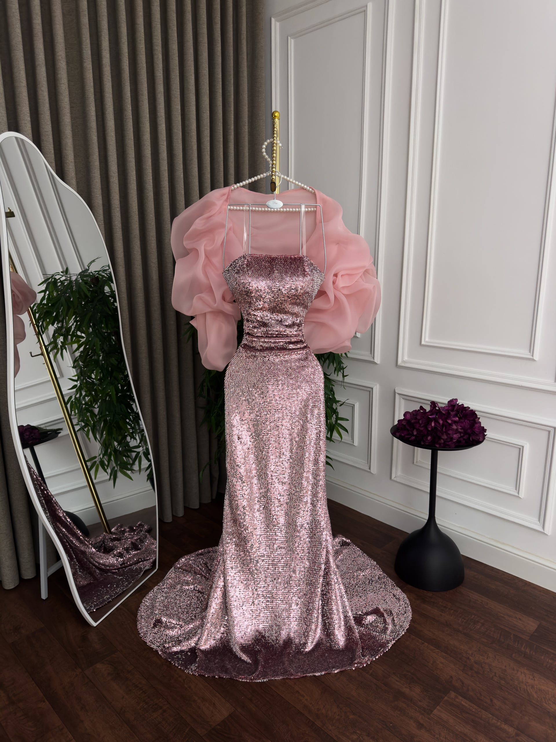 فستان سهرة وردي فاخر لامع بذيل طويل وأكمام أورجنزا فخمة - الصورة 3