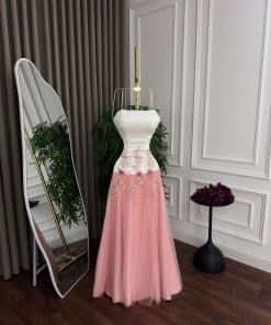 Alternative view of فستان سهرة أبيض ووردي فاخر بتطريز ناعم وتنورة تول أنيقة