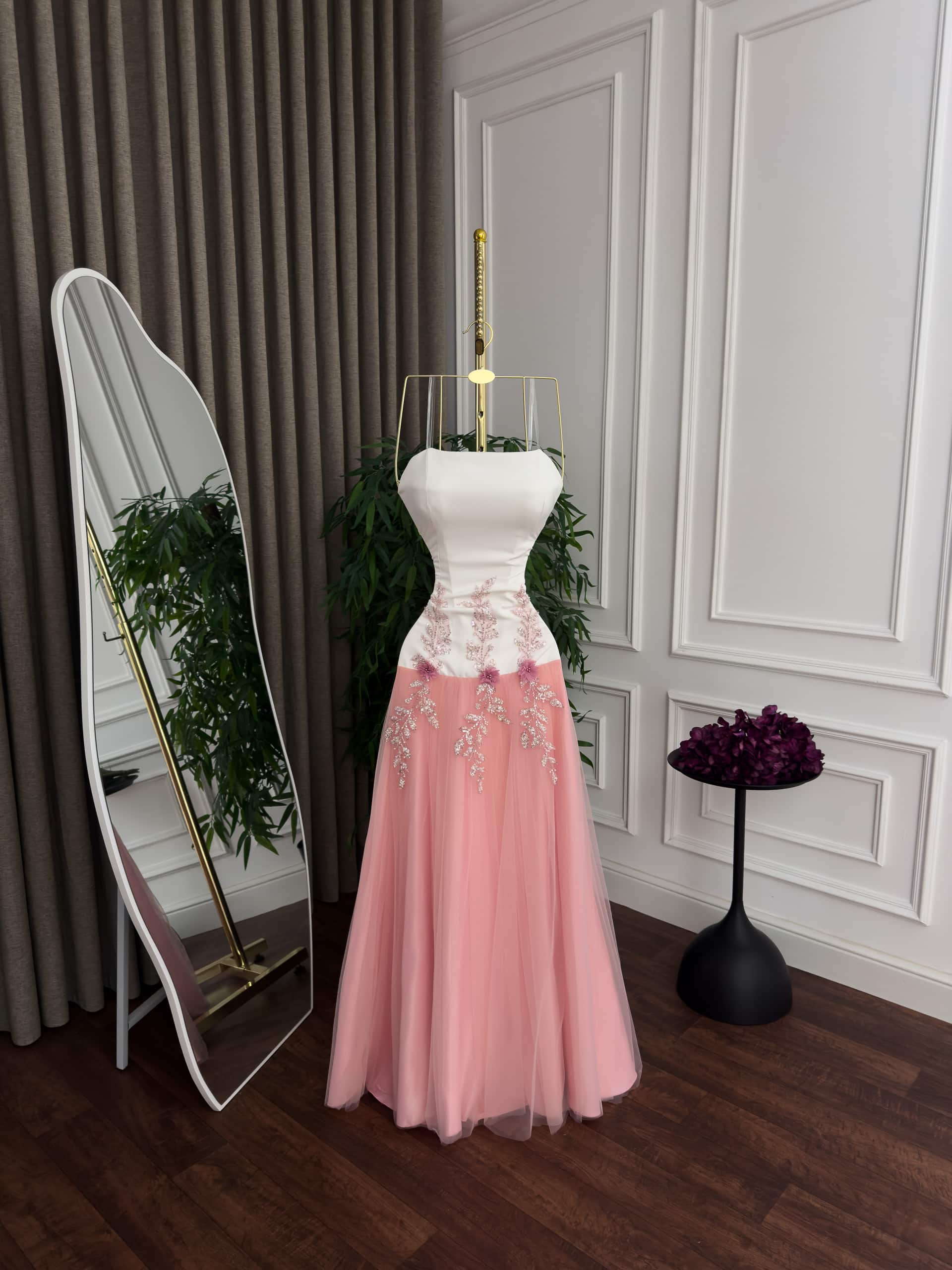 فستان سهرة أبيض ووردي فاخر بتطريز ناعم وتنورة تول أنيقة - الصورة 2