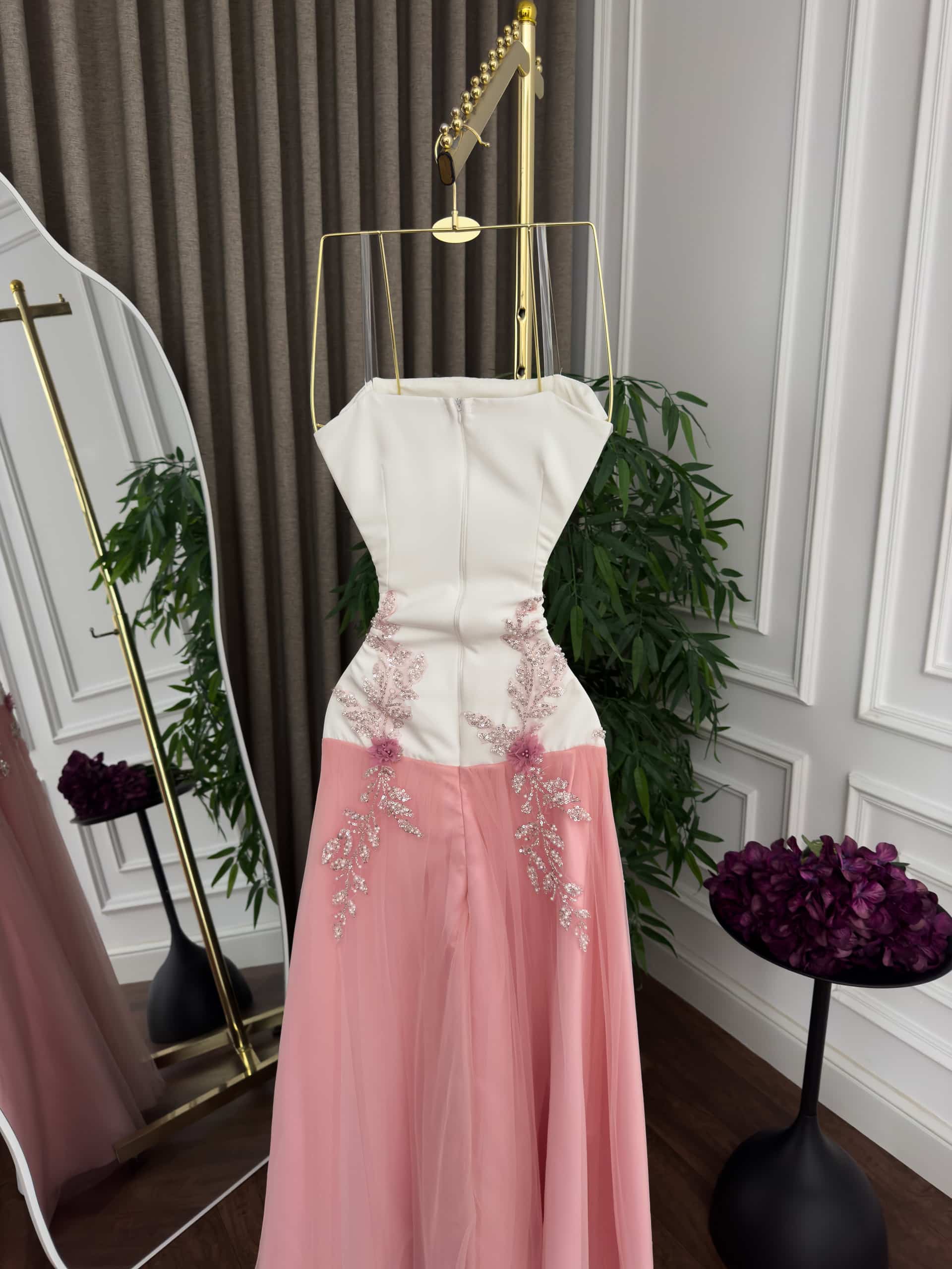 فستان سهرة أبيض ووردي فاخر بتطريز ناعم وتنورة تول أنيقة - الصورة 3