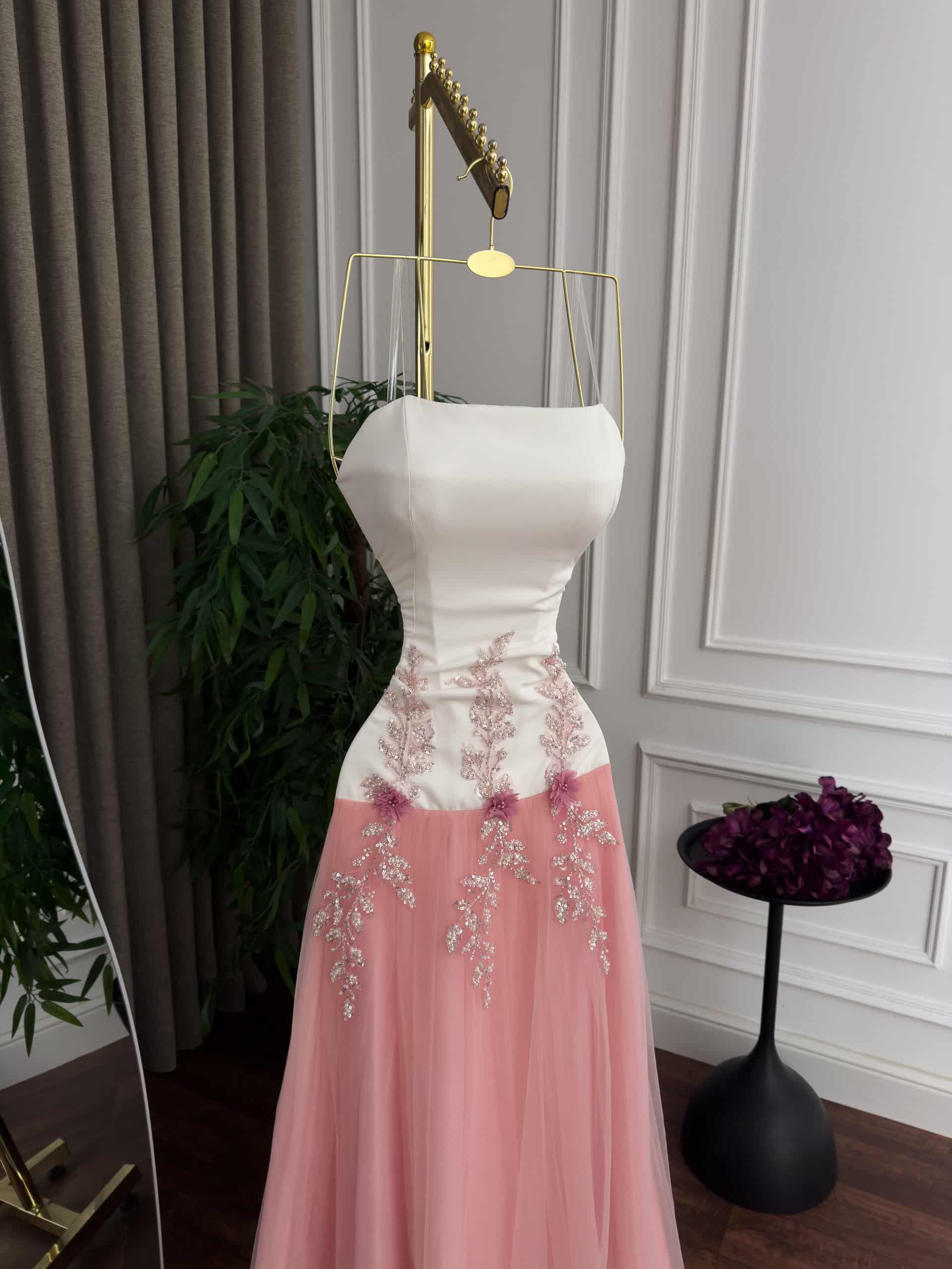 فستان سهرة أبيض ووردي فاخر بتطريز ناعم وتنورة تول أنيقة - الصورة 4