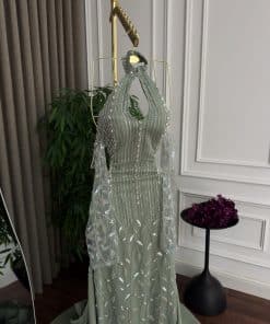 Alternative view of فستان سهرة زيتي فاتح فاخر بتطريز ناعم وتصميم أنثوي راقي