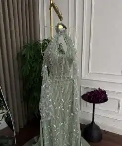 Alternative view of فستان سهرة زيتي فاتح فاخر بتطريز ناعم وتصميم أنثوي راقي