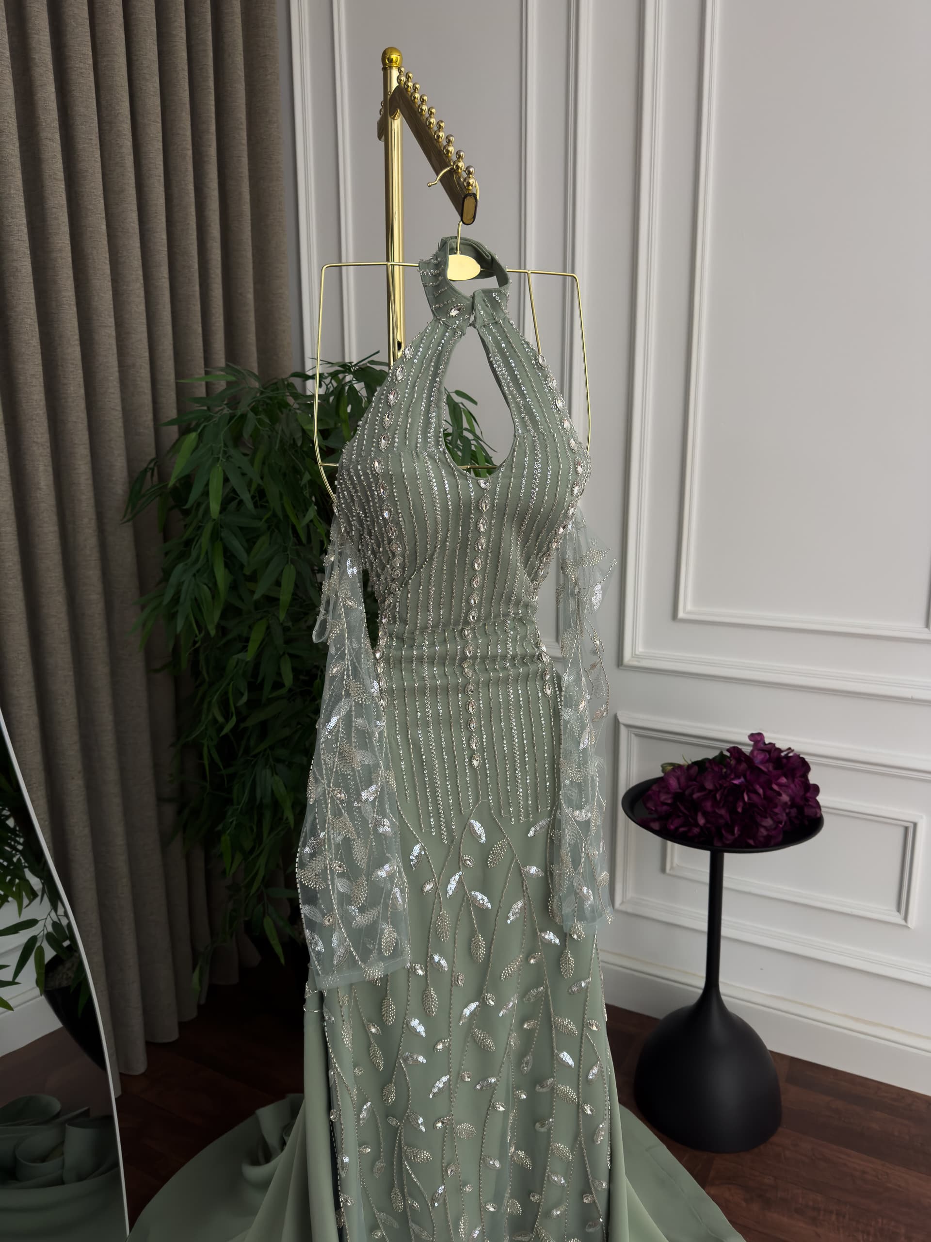 فستان سهرة زيتي فاتح فاخر بتطريز ناعم وتصميم أنثوي راقي - الصورة 2