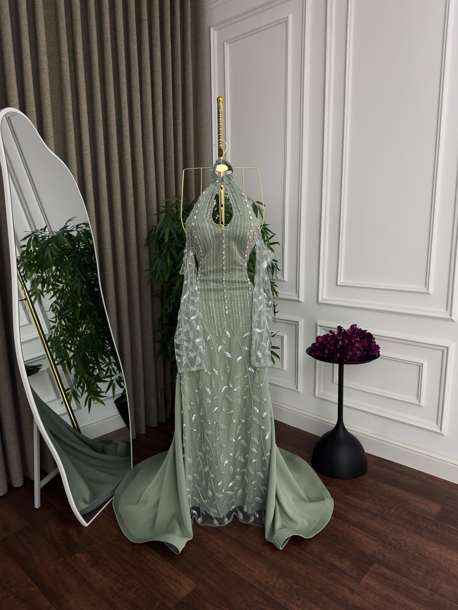 فستان سهرة زيتي فاتح فاخر بتطريز ناعم وتصميم أنثوي راقي - الصورة 3