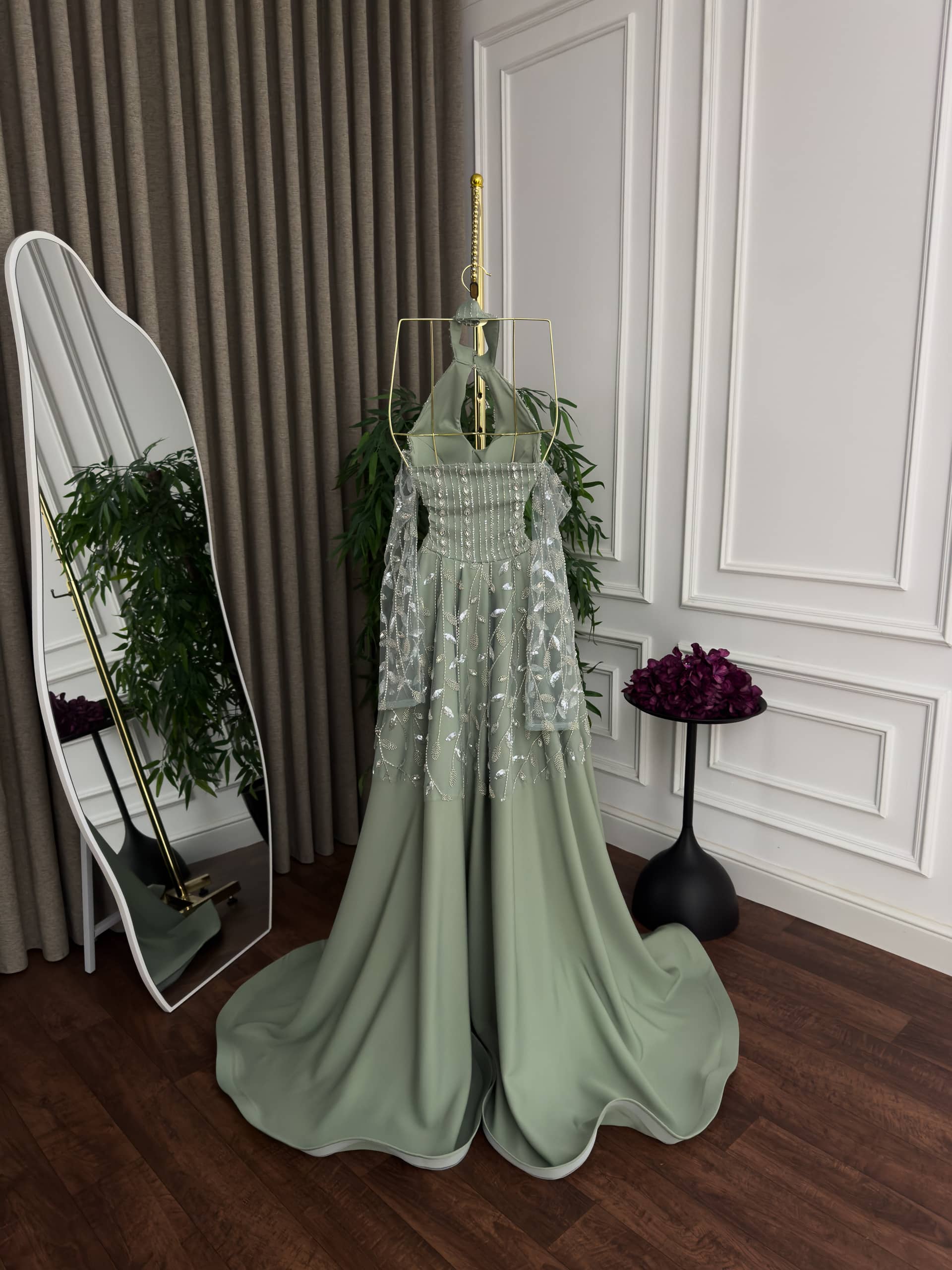 فستان سهرة زيتي فاتح فاخر بتطريز ناعم وتصميم أنثوي راقي - الصورة 4