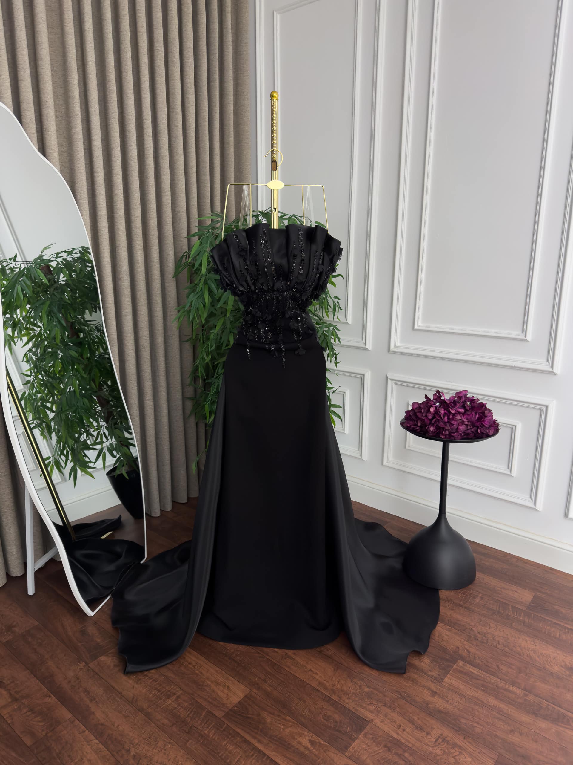 فستان سهرة أسود فاخر أوف شولدر بذيل طويل وتفاصيل راقية - الصورة 3