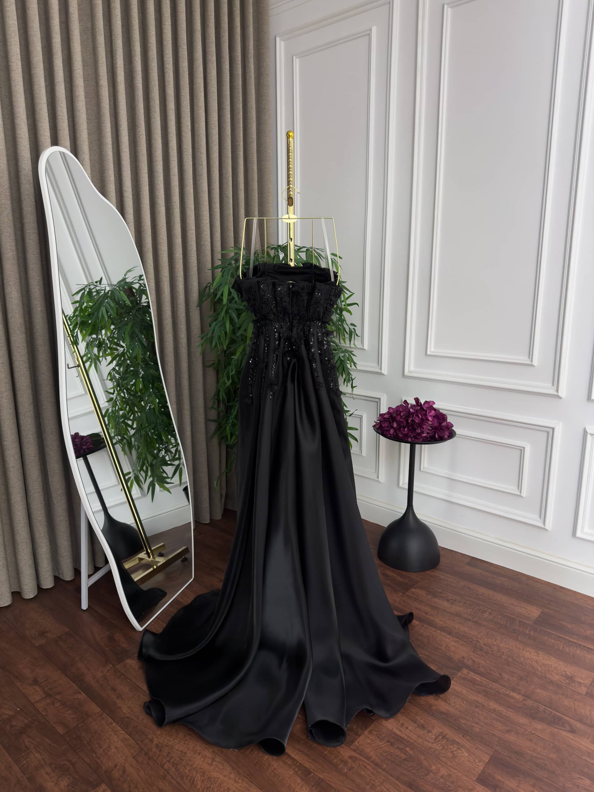 فستان سهرة أسود فاخر أوف شولدر بذيل طويل وتفاصيل راقية - الصورة 4