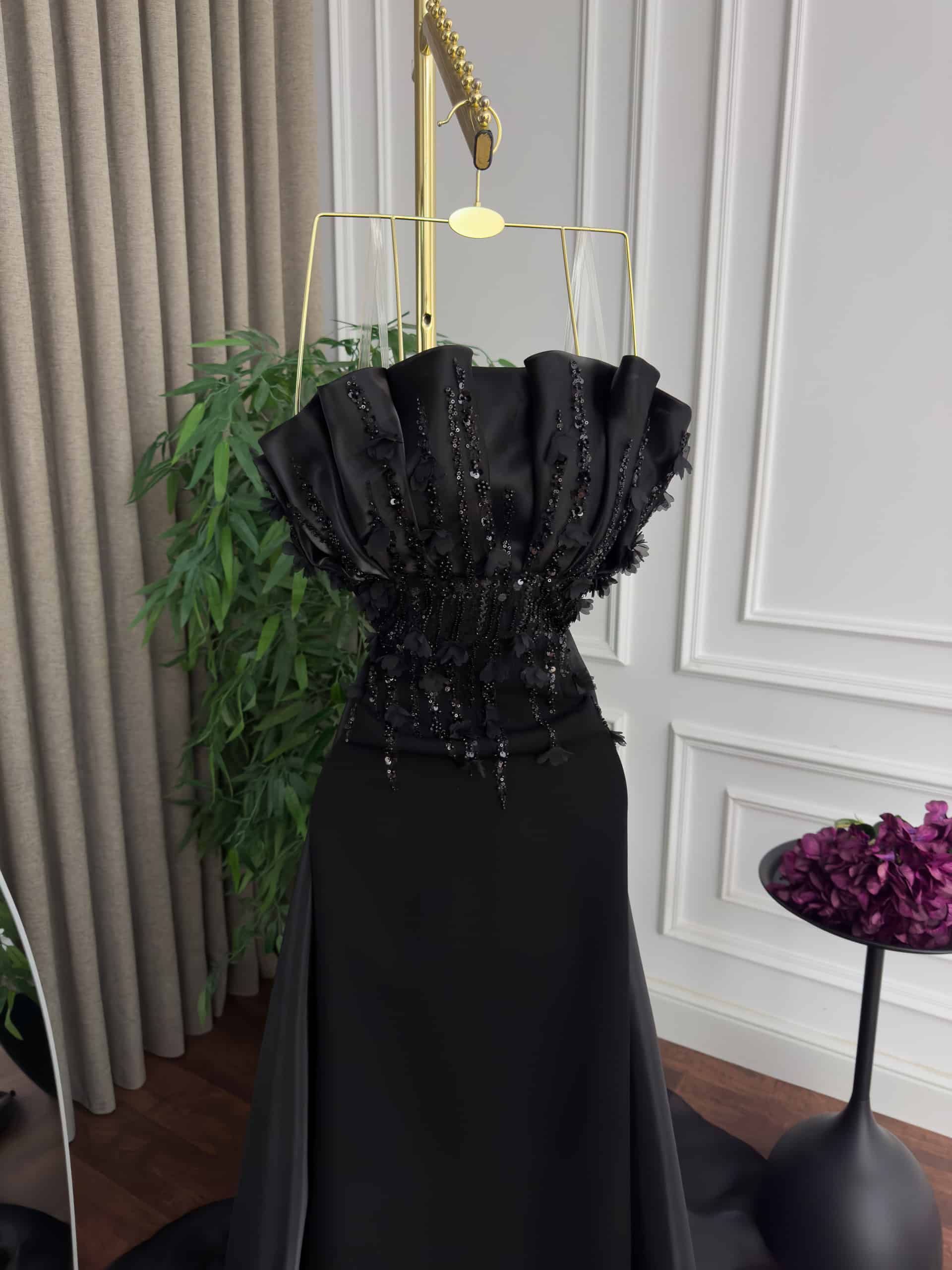 فستان سهرة أسود فاخر أوف شولدر بذيل طويل وتفاصيل راقية - الصورة 5