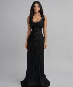 فستان سهرة وردي واسود بودر بتصميم ناعم وثنيات أنيقة