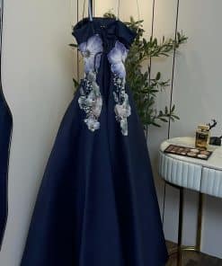 Alternative view of فستان سهرة كحلي منفوش بتطريز زهور ثلاثي الأبعاد فاخر