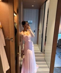 فستان سهرة وردي ناعم بقصة أنثوية وانسيابية راقية