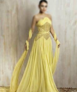 فستان سهرة أصفر فاخر بقصة انسيابية وتطريز لامع