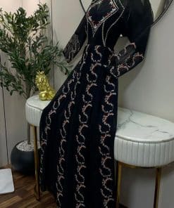Alternative view of فستان سهرة أسود مطرز فاخر بتصميم ملكي