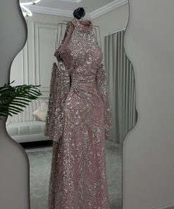 فستان سهرة وردي غباري مطرز بالكامل بتصميم فاخر