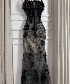 فستان سهرة دانتيل أسود مطرز بتفاصيل ثلاثية الأبعاد