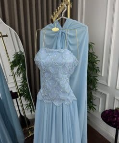 Alternative view of فستان سهرة أزرق سماوي فاخر مع كاب أنيق وتصميم انسيابي