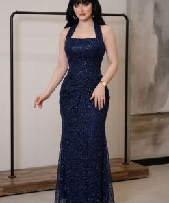 فستان سهرة كحلي لامع برقبة مربعة وقصة أنيقة محددة