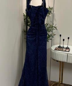 Alternative view of فستان سهرة كحلي لامع برقبة مربعة وقصة أنيقة محددة