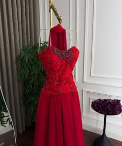 Alternative view of فستان سهرة أحمر فخم مطرز بتفاصيل أنثوية