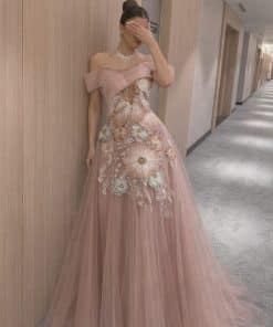 فستان سهرة وردي مطرز بالزهور | فساتين مناسبات راقية في السعودية