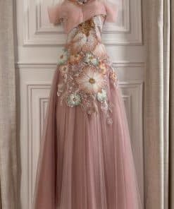 Alternative view of فستان سهرة وردي ناعم مطرز بالزهور بتصميم أنثوي راقٍ