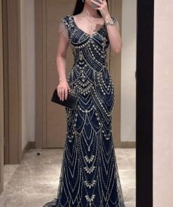 فستان سهرة كحلي فاخر مطرز بالكريستال بتصميم مستقيم أنيق