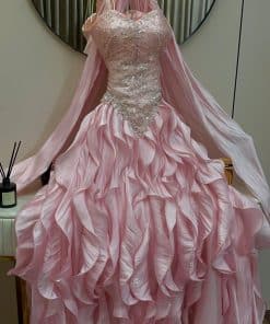 Alternative view of فستان سهرة وردي فاخر بكورسيه مرصع وتنورة طبقات انسيابية