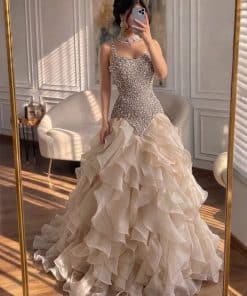 فستان سهرة بيج ذهبي فاخر مرصع بالكامل بقصة ضيقة