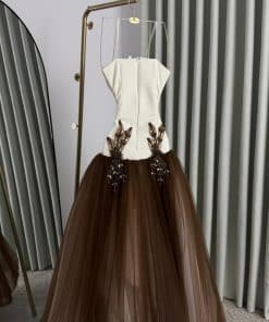 Alternative view of فستان سهرة أوف وايت وبني فاخر بتنورة تول ملكية