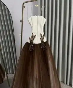 Alternative view of فستان سهرة أوف وايت وبني فاخر بتنورة تول ملكية